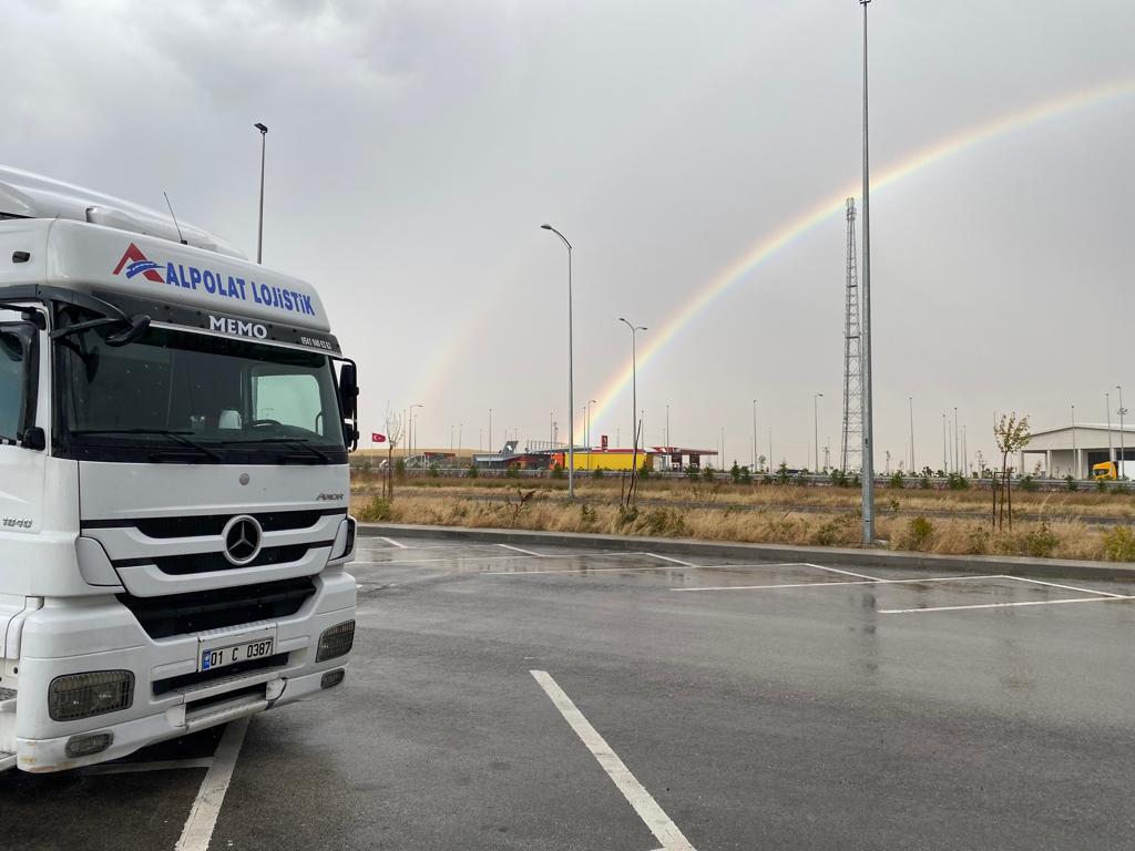 Yagmur sonrasi gokkusagi altinda tir