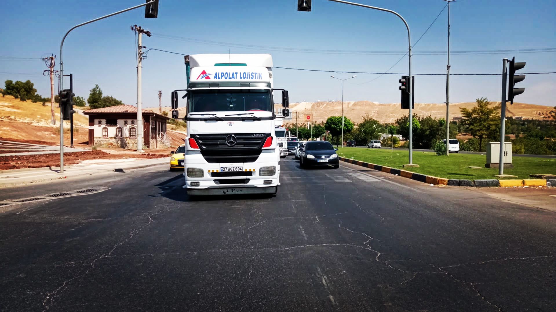Sehirde park halinde Alpolat Lojistik tiri